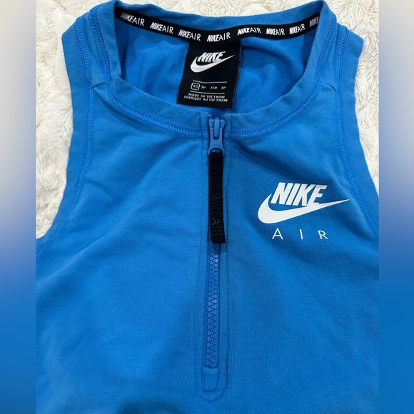 Gently used XS Nike Air cropped workout top with 3/4 zipper and Nike Air band - Picture 3 of 5